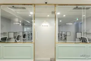 민트 & 골드 조화의 감각적인 스터디카페 파사드